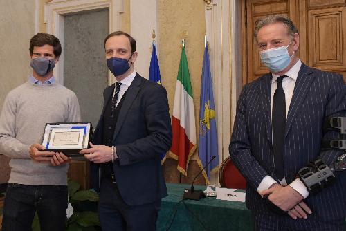 Il governatore del Friuli Venezia Giulia Massimiliano Fedriga e l'assessore regionale Fabio Scoccimarro consegnano una targa ad Andrea Tesei